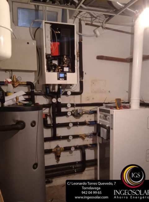 Sala técnica con caldera de gasóleo Wolf hibridada con aerotermia Wolf