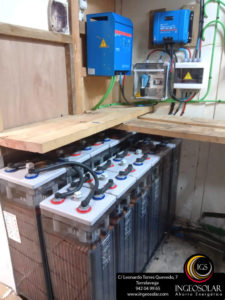 Sala técnica con baterías para energía solar fotovoltaica hecha por Ingeosolar