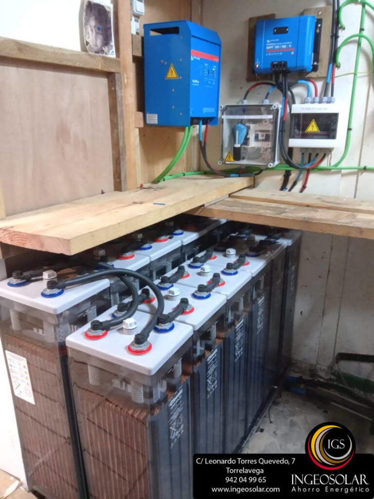 Sala técnica con baterías para energía solar fotovoltaica hecha por Ingeosolar