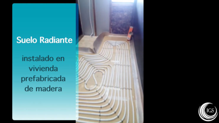 Suelo radiante en casa de madera prefabricada hecho por Ingeosolar